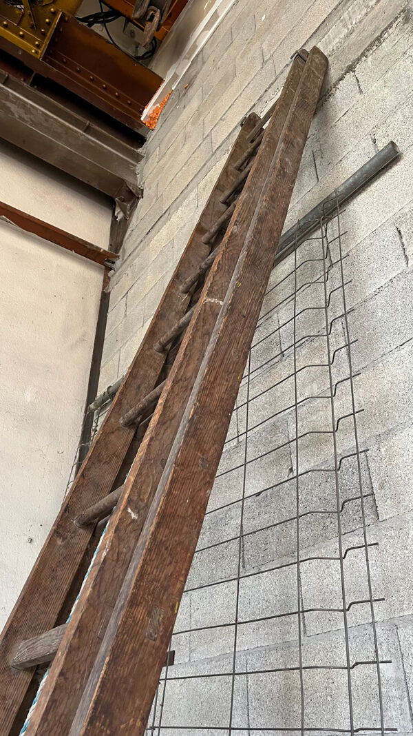 Très grande échelle en bois coulissante vintage