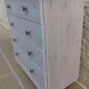 Grande Commode dessus bois 4  tiroirs cérusés blanc gris avec boutons métal