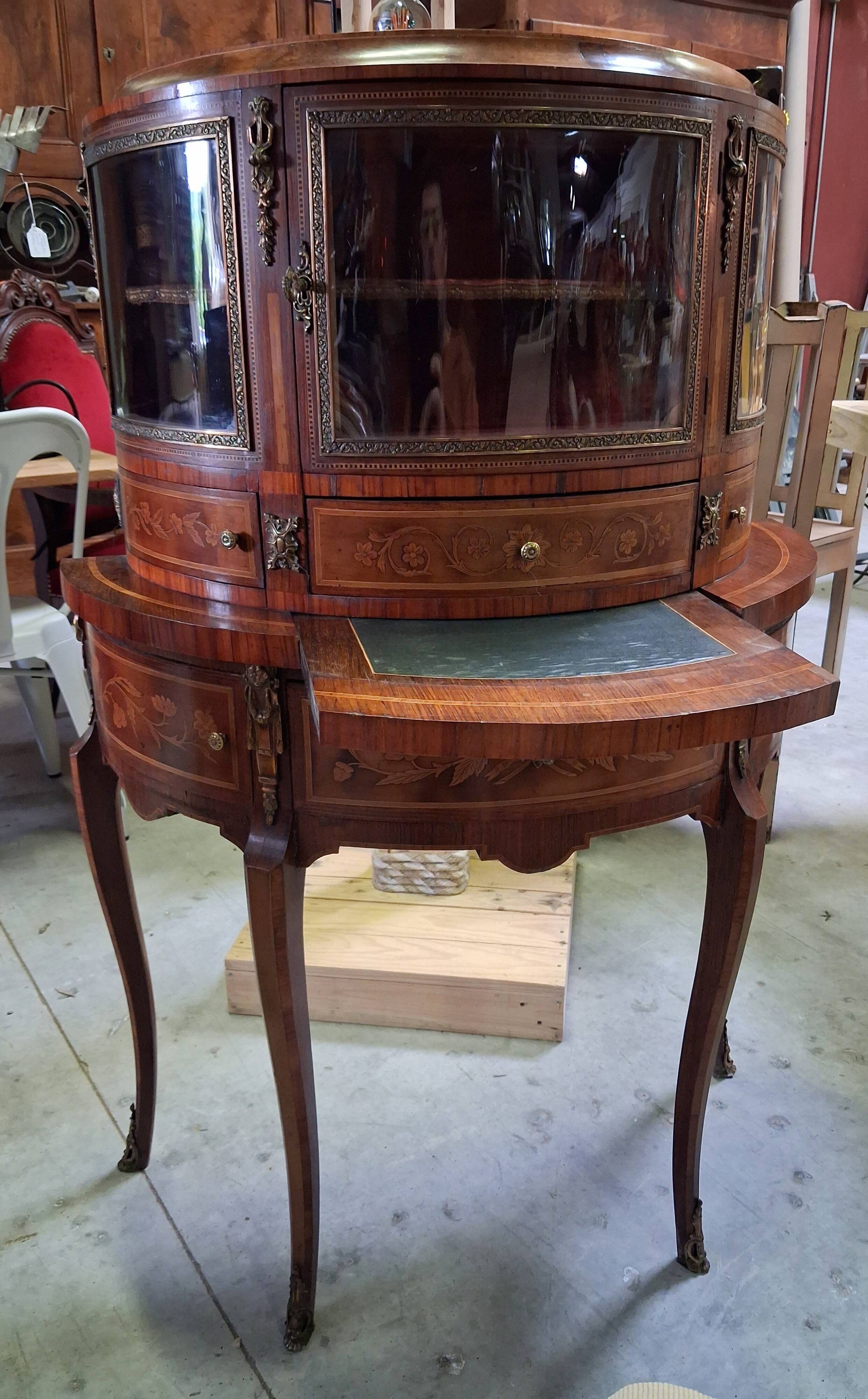 Desk - Display cabinet in the style of Louis XV with marquetry.