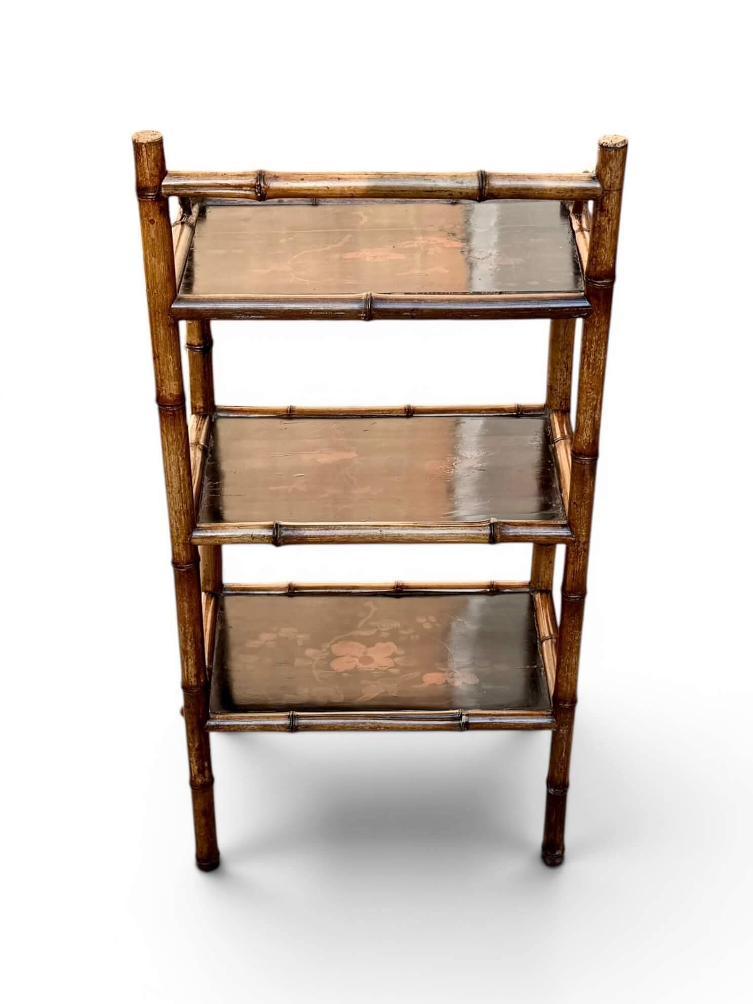 Étagère sur pied en laque du Japon et bambou, époque 1900