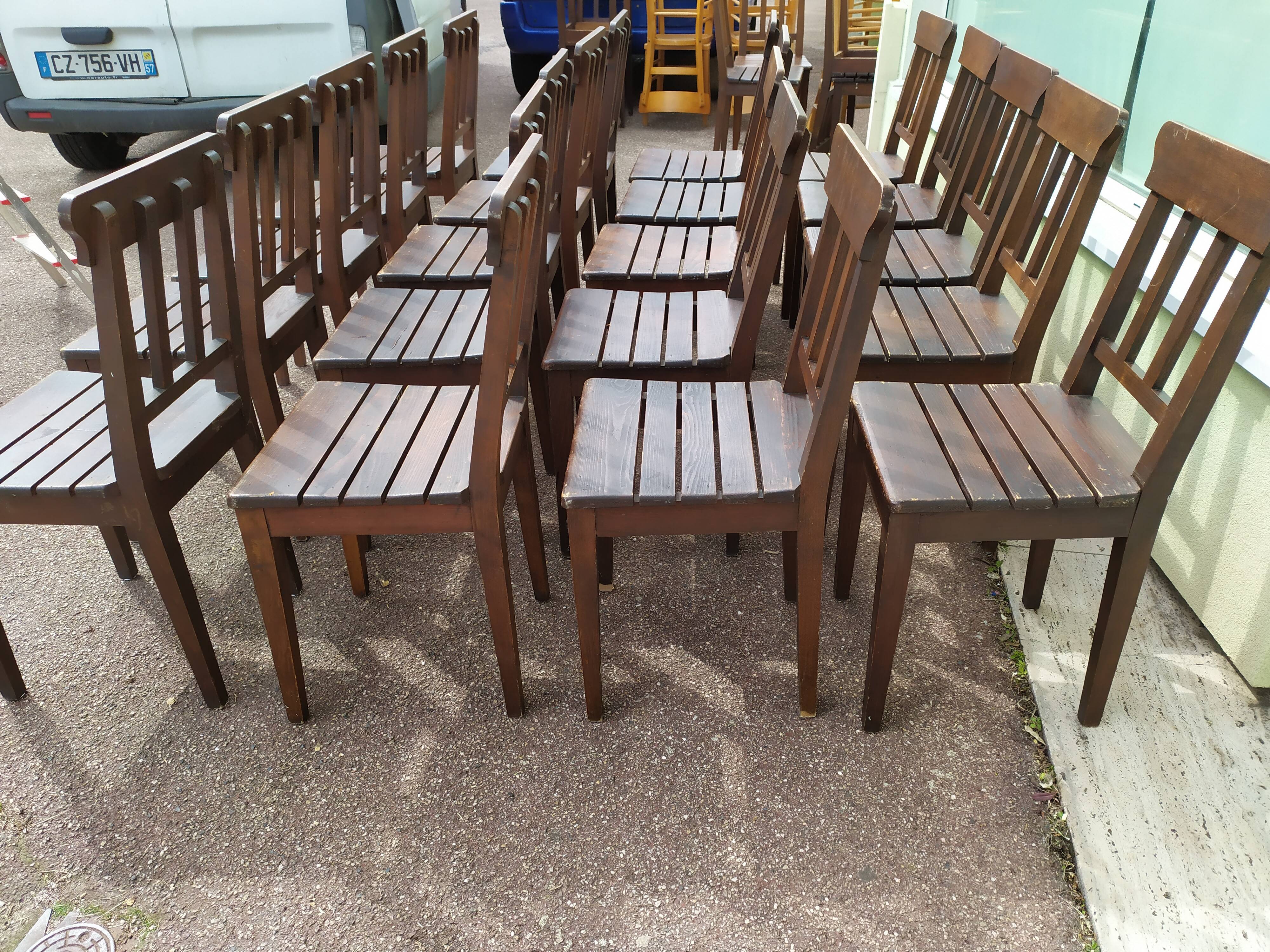 Ensemble lot de 20 chaises en bois de bistrot
