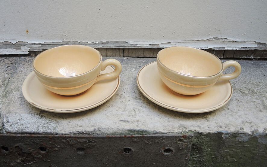 Former breakfast service at the earthenware bed with tray