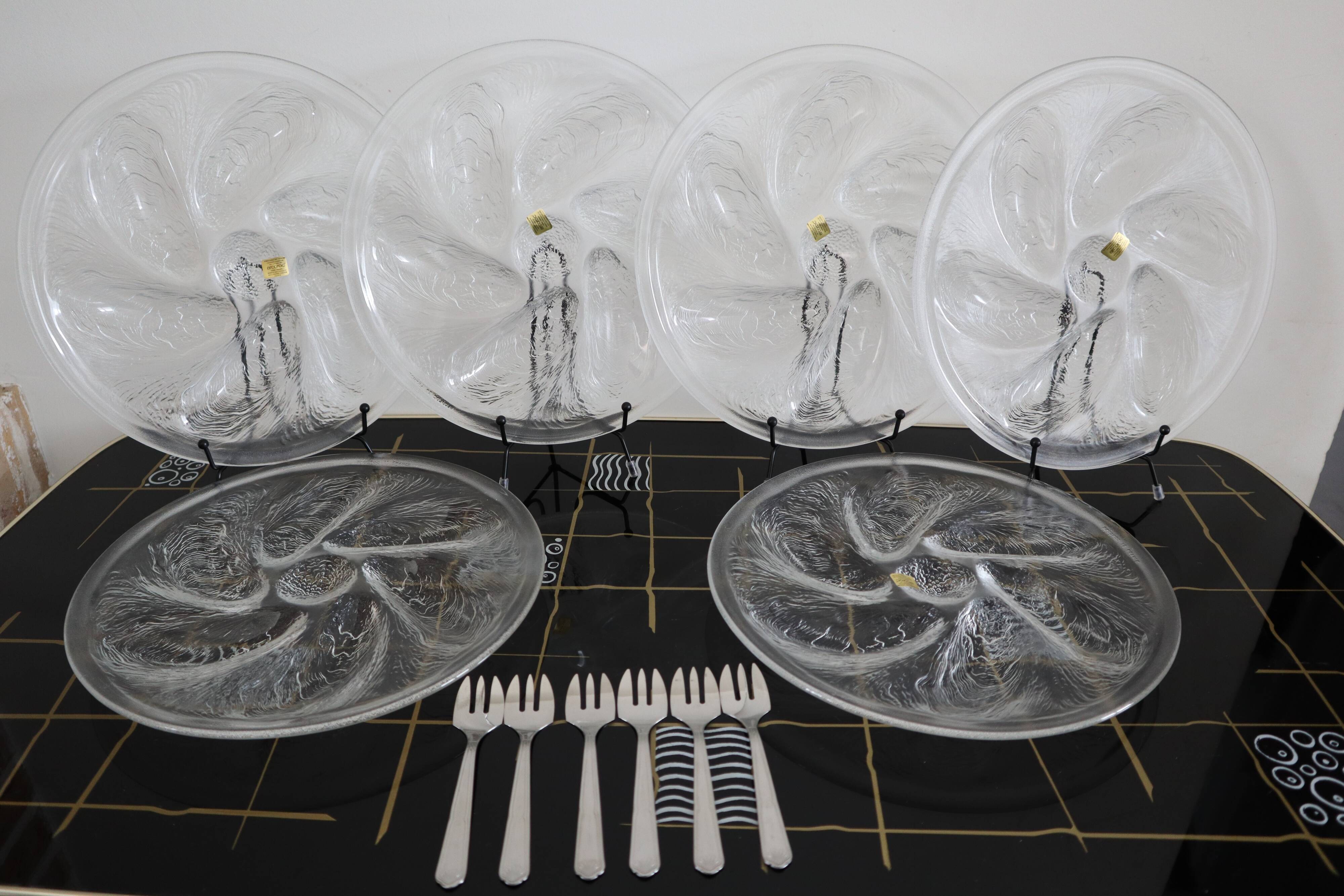 6 oyster plates and its 6 embossed glass forks, 1970s