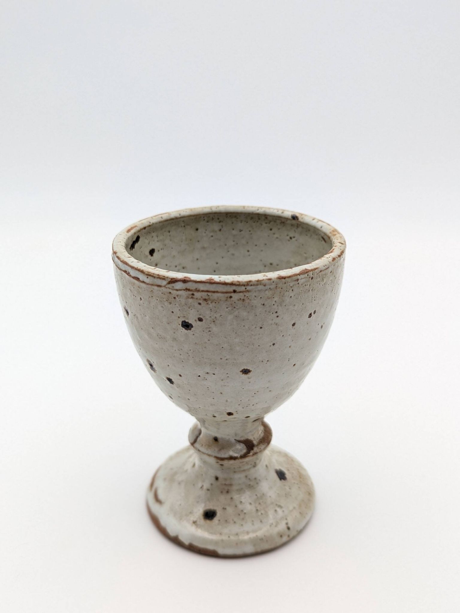 Verre sur pied en grès blanc nacré avec tâches noirs