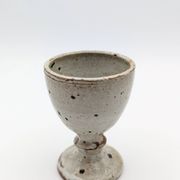 Verre sur pied en grès blanc nacré avec tâches noirs