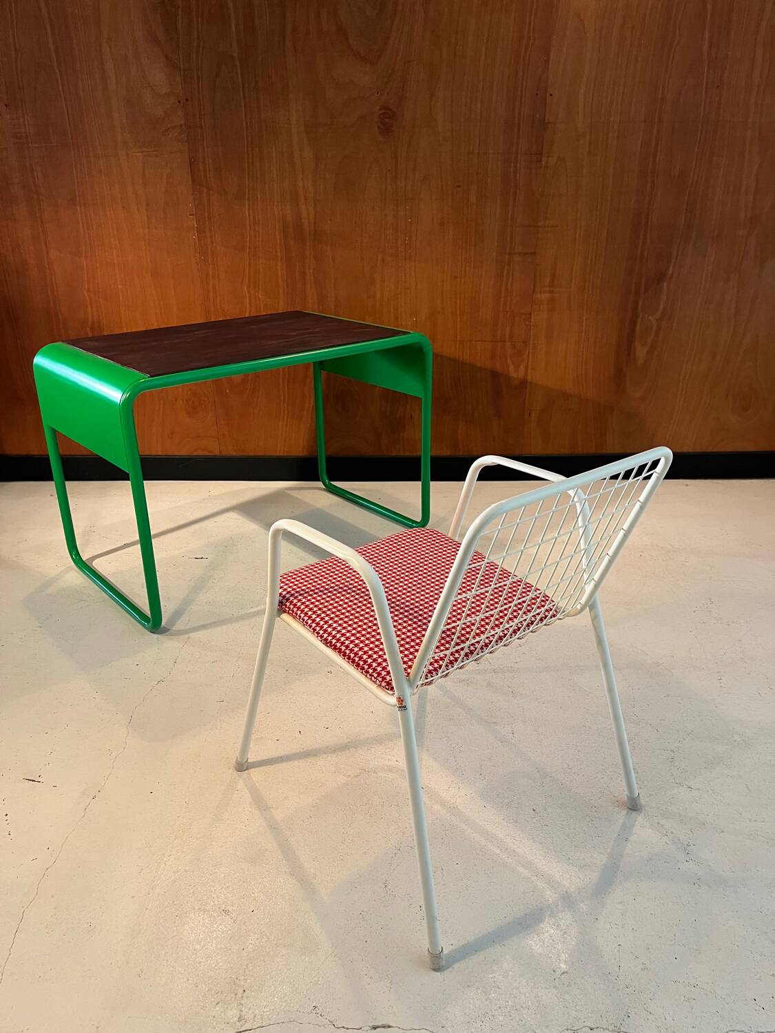 Vintage 1980 desk, in perfect condition.