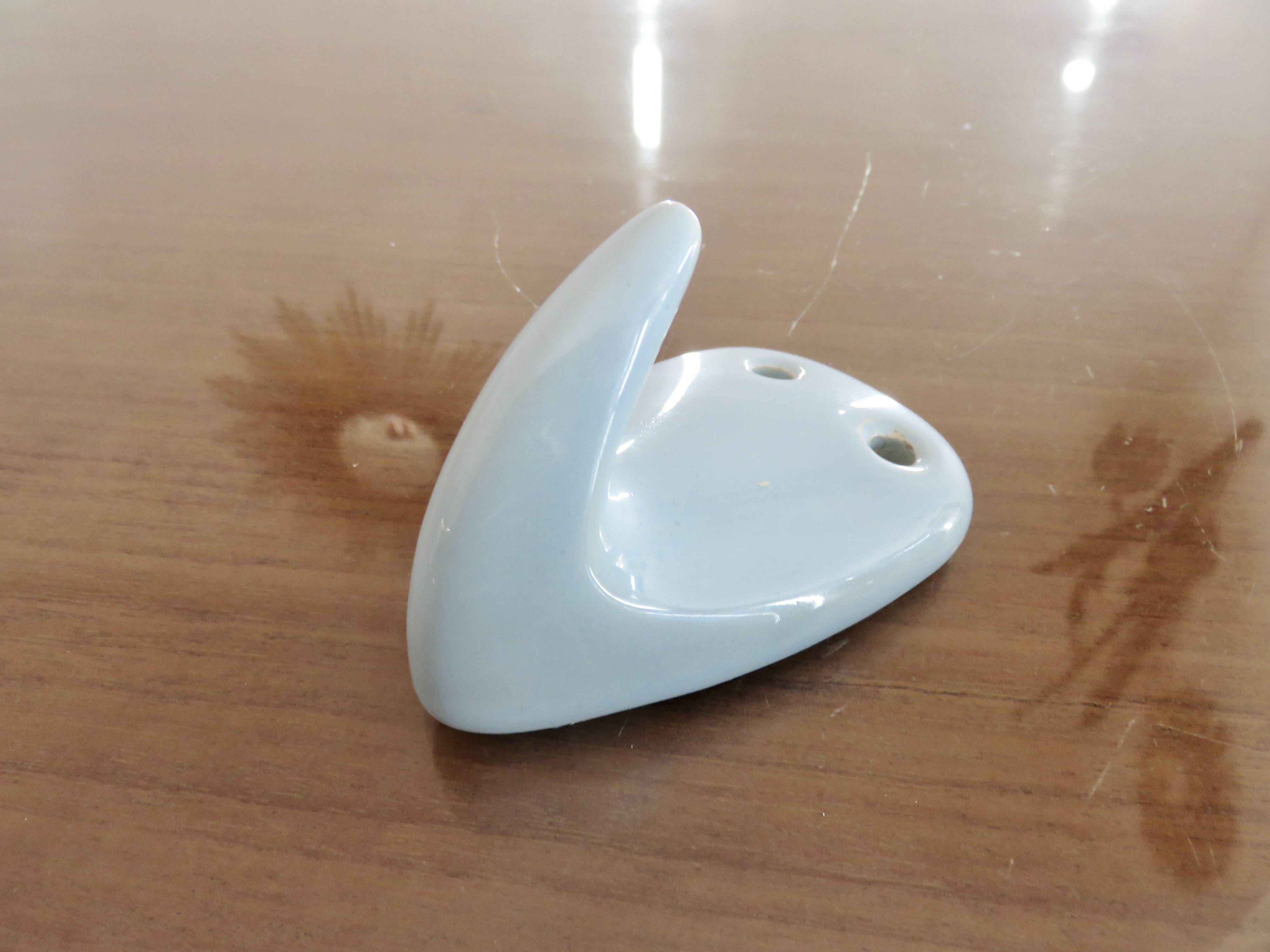 Patère art déco en porcelaine bleu pâle années 30 40