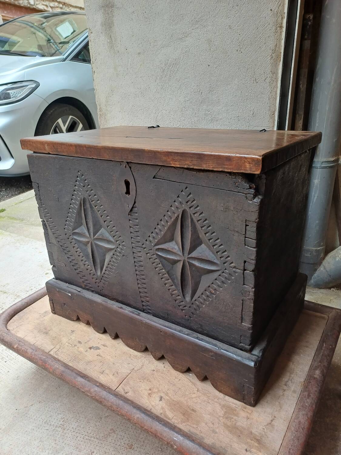 Small French chest from the 17th century in its own juice.