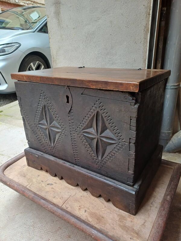 Petit Coffre français époques 17 eme dans son jus.