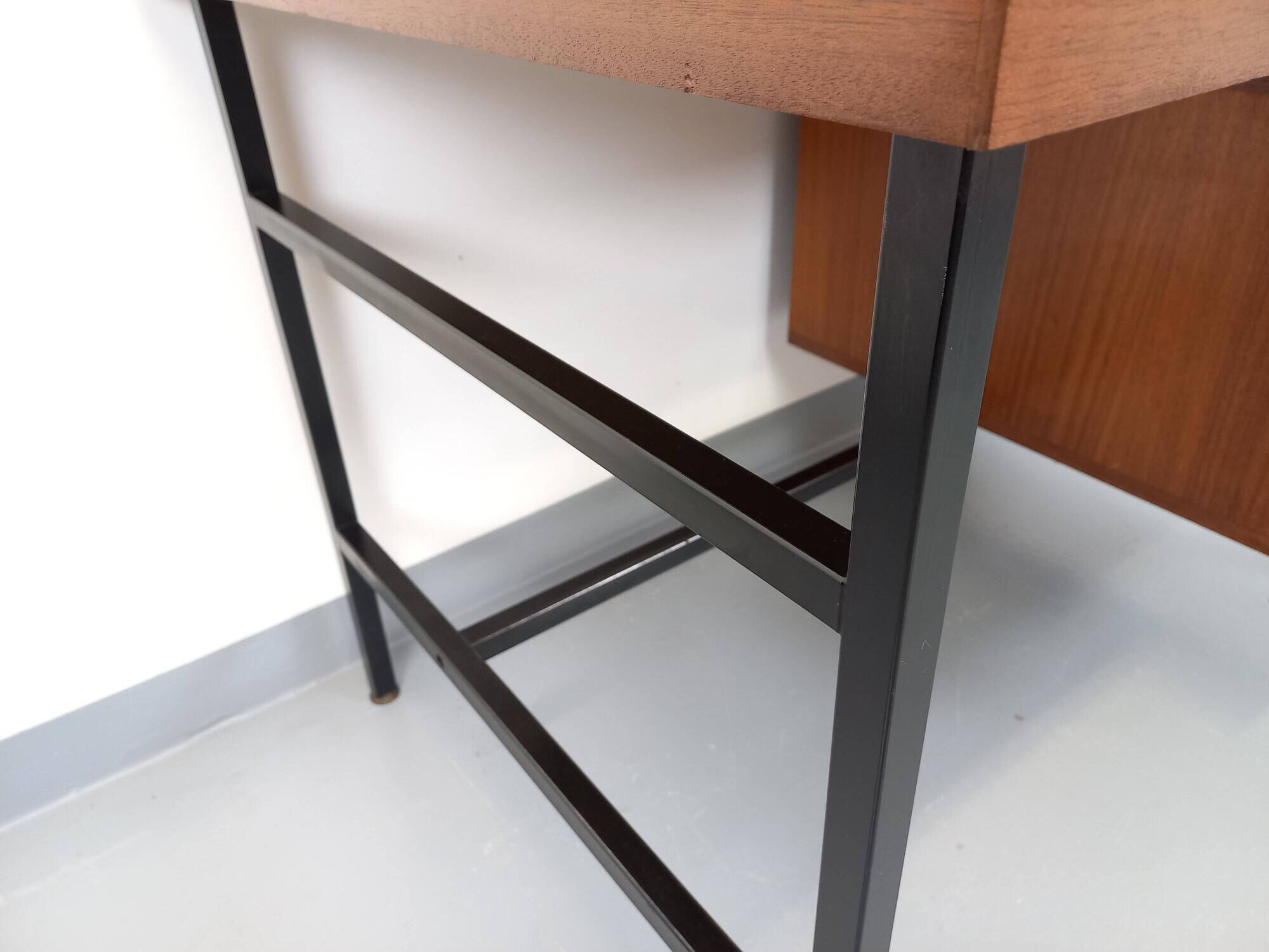 Vintage modernist double-sided desk in mahogany and black metal from the 1960s