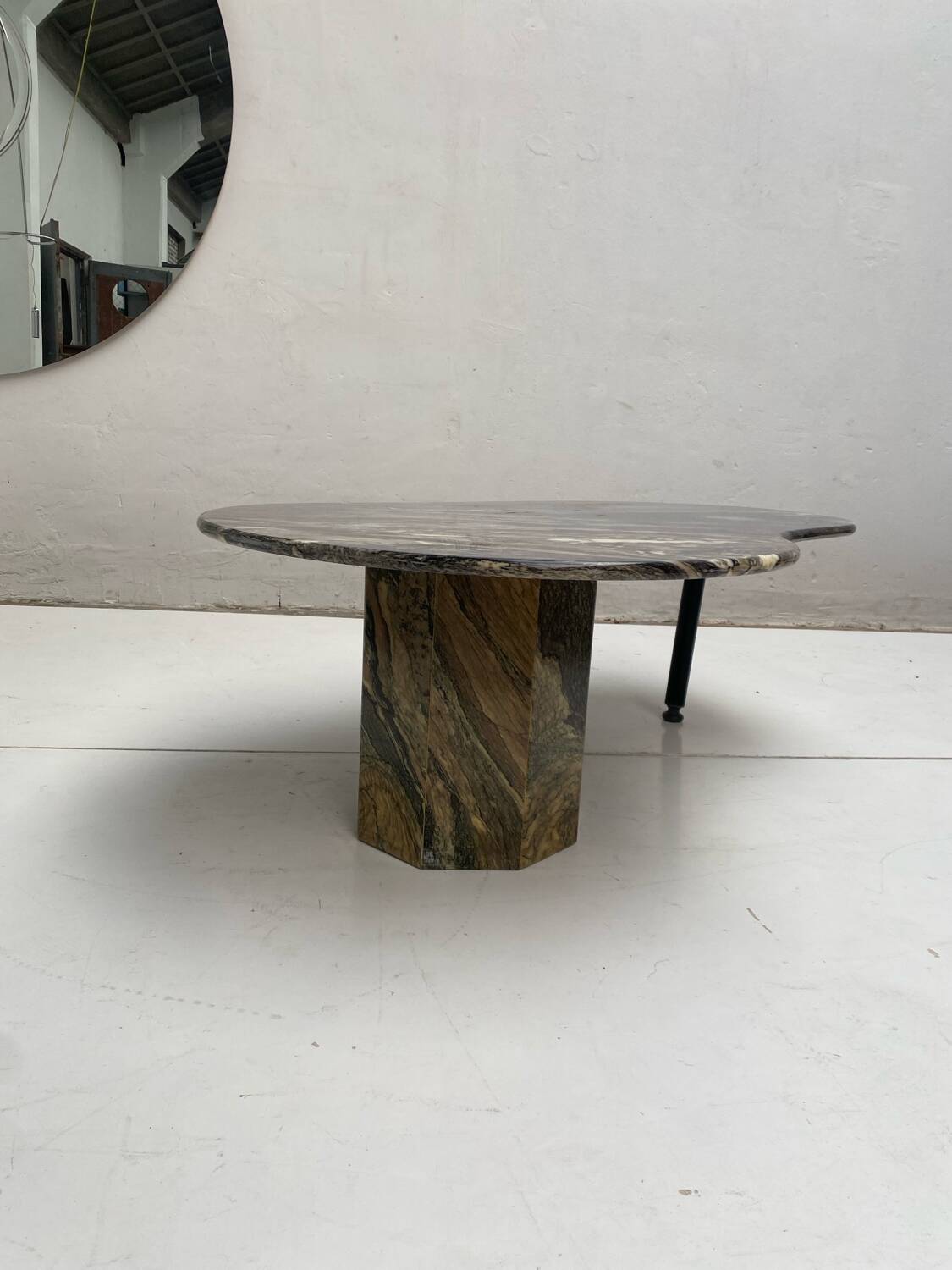 Table basse en marbre de Carrare forme organique