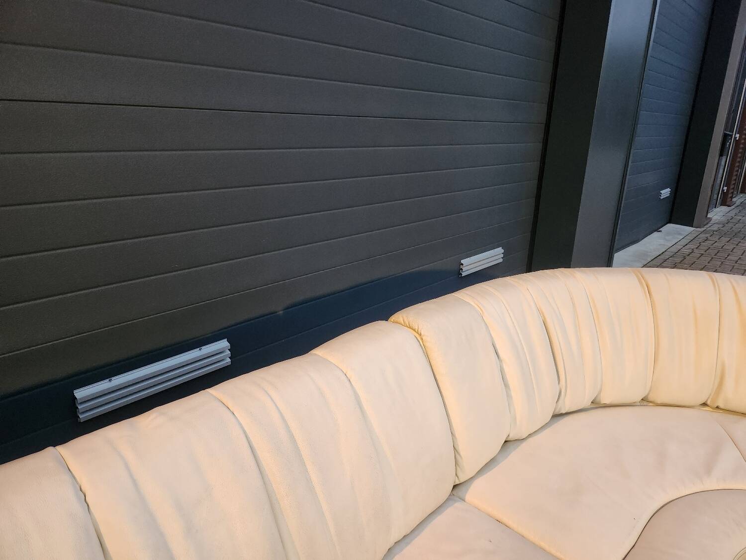 de Sede 1064 (lounge) sofa in Select 2413 snow by Hugo de Ruiter