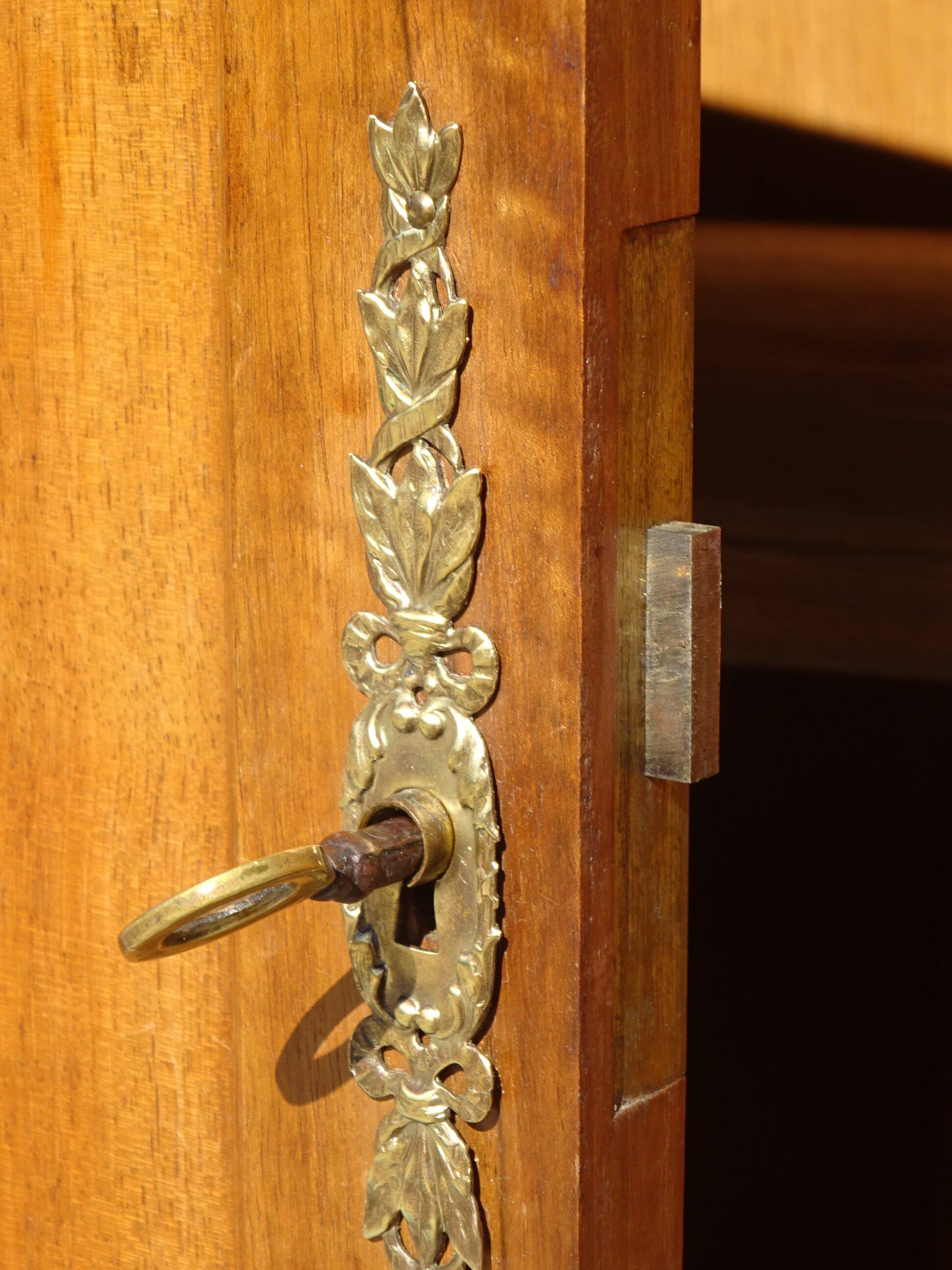 Art Deco buffet in walnut and marble