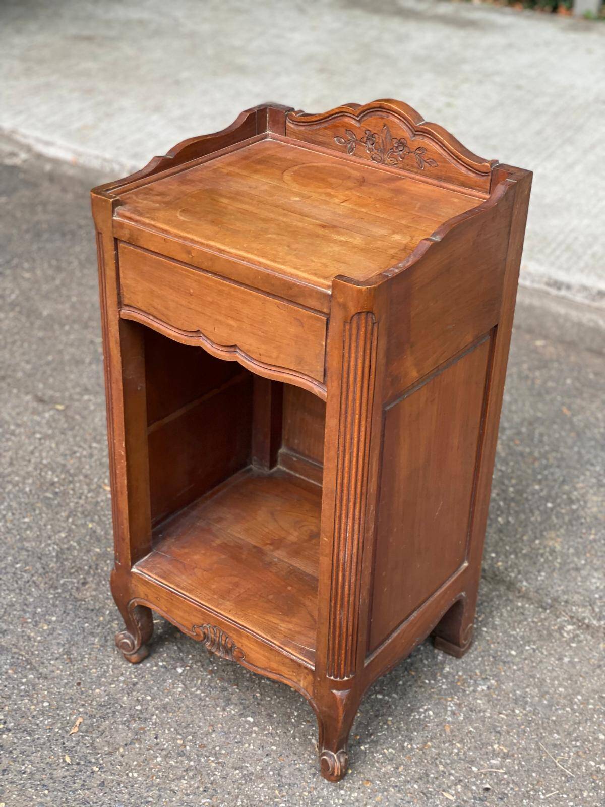 Table de chevet Louis XV en chêne massif 1920
