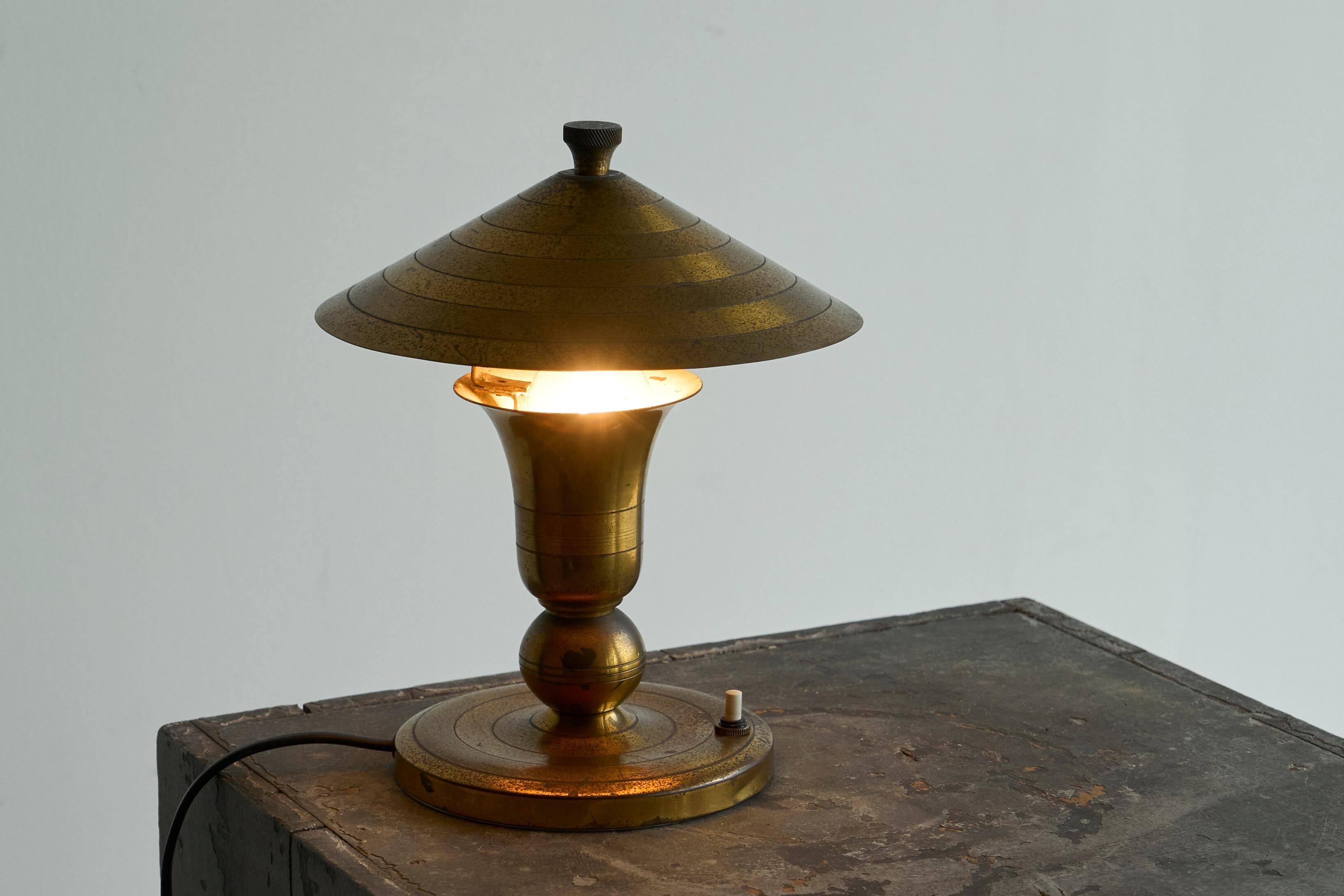 Art Deco table lamp in patinated brass from the 1940s.