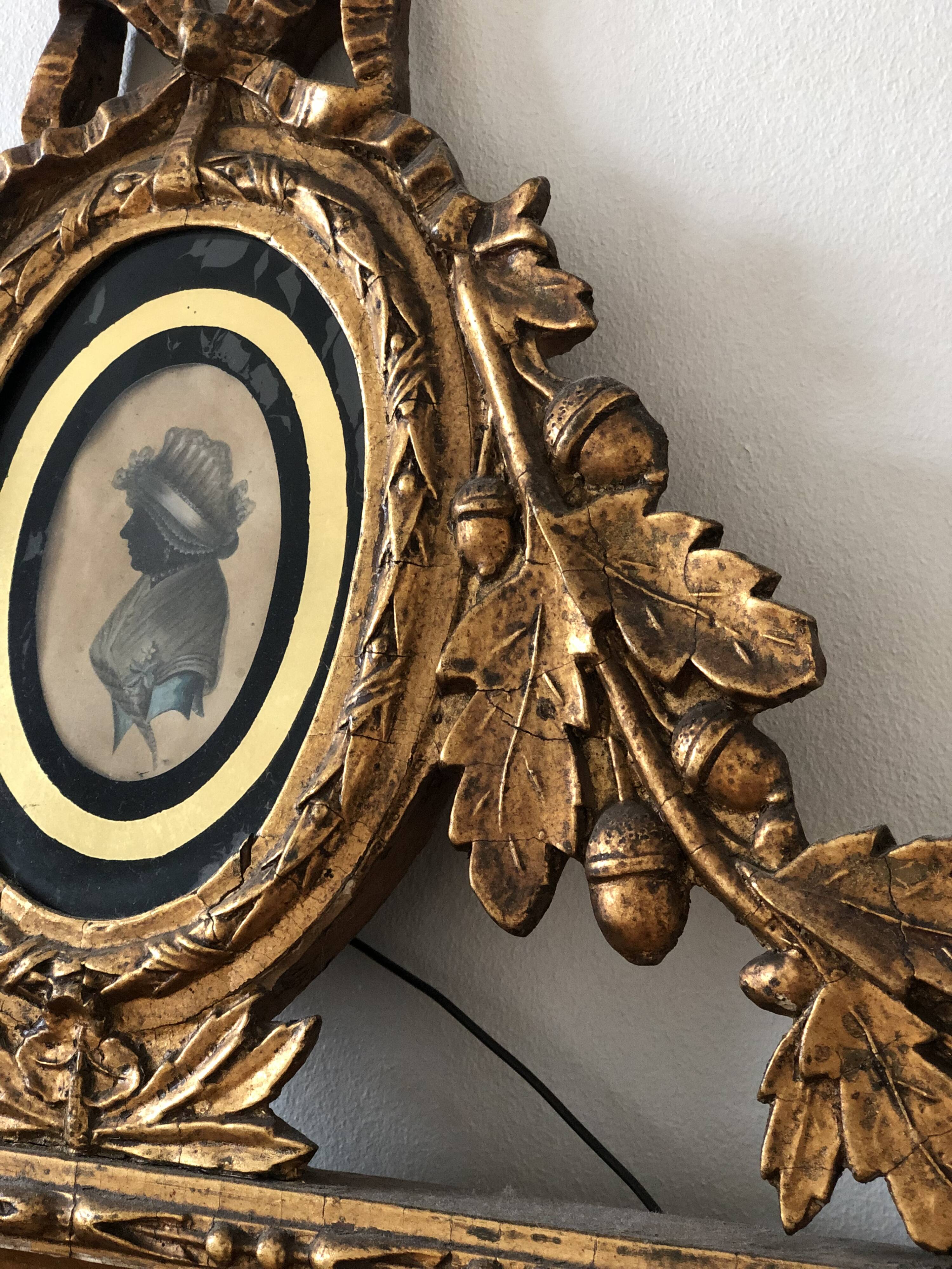 Miroir hollandais Louis XVI en bois sculpté et doré avec verre églomisé du XVIIIe siècle