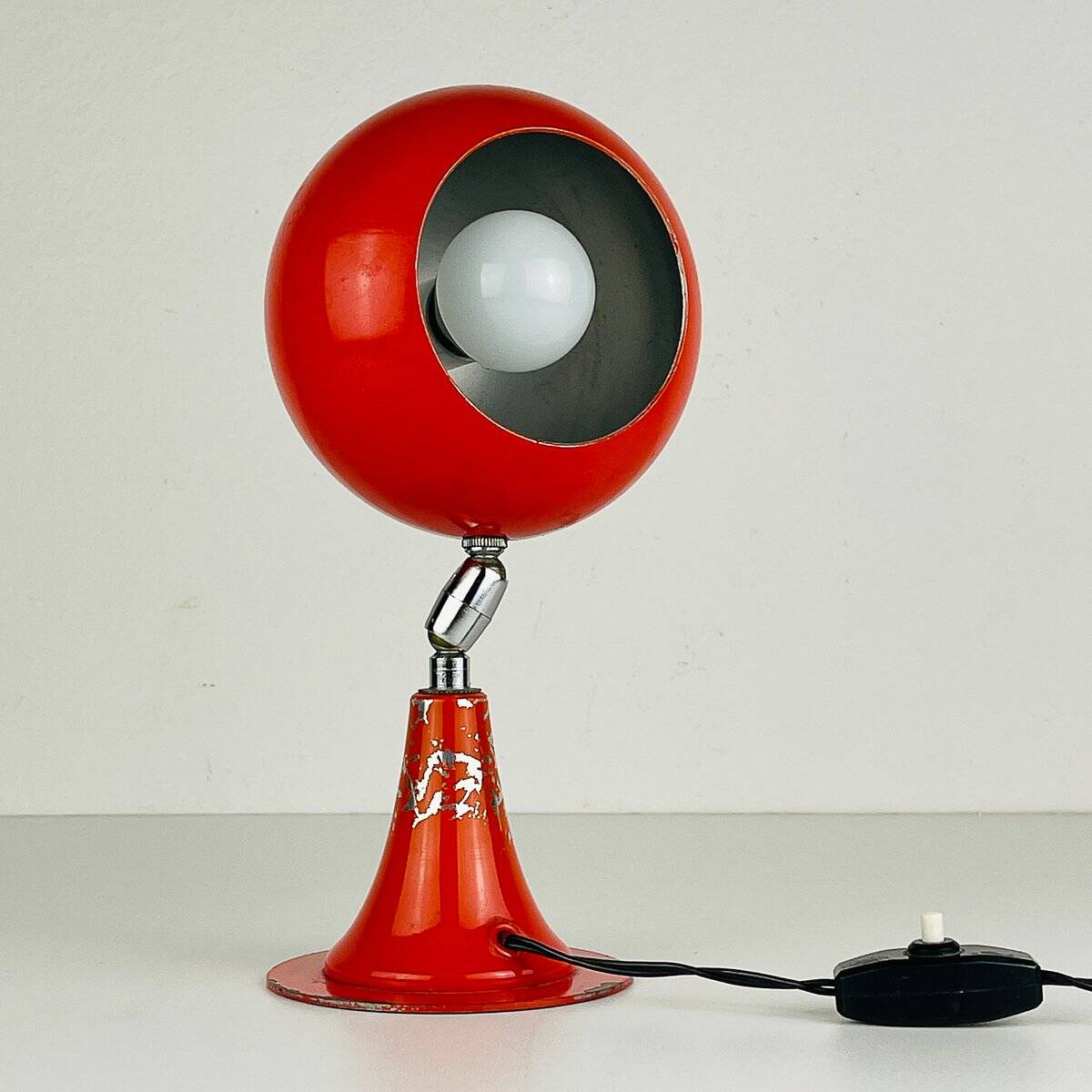 Vintage red metal Eyeball desk lamp, Italy, 1970s