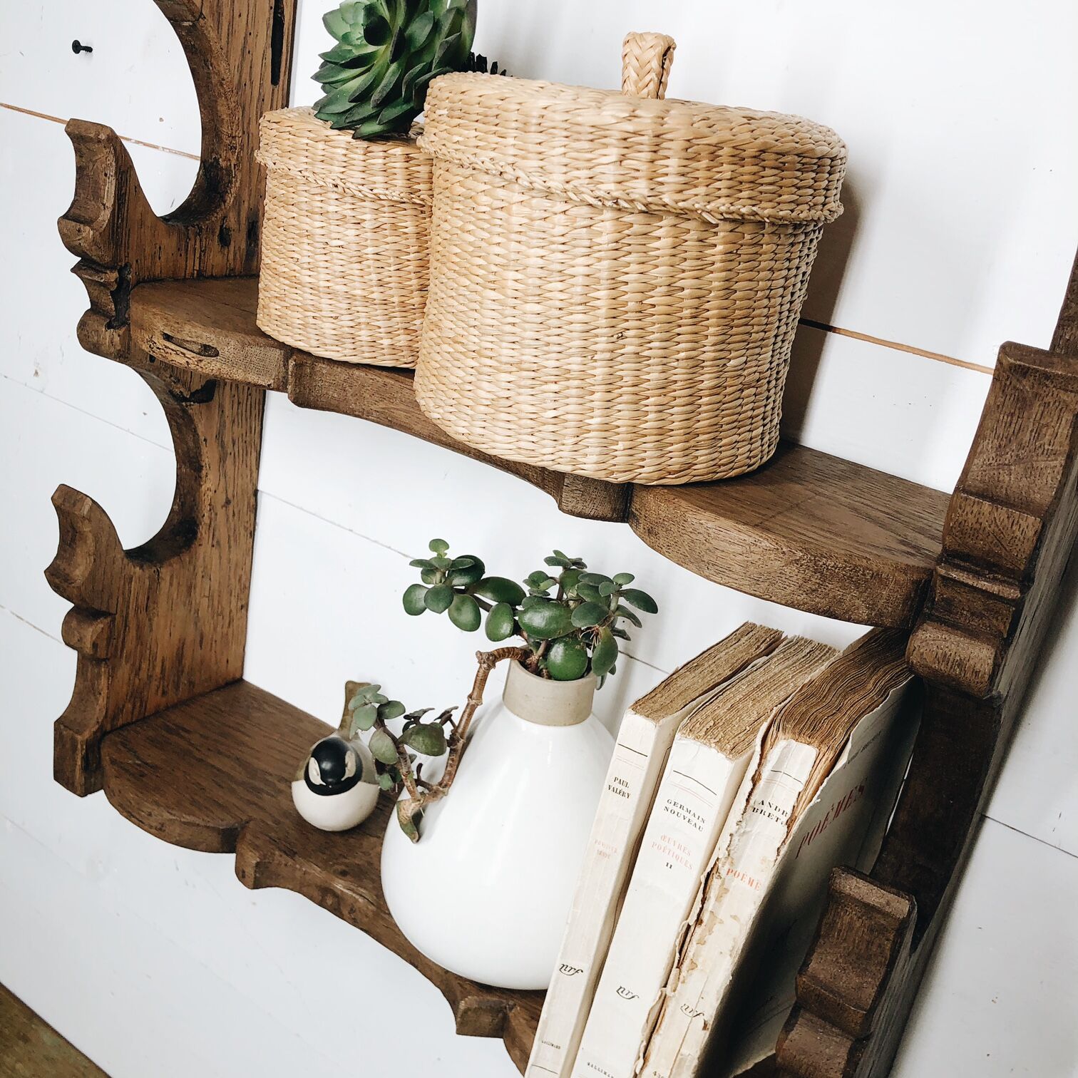 Artisanal shelf in raw wood