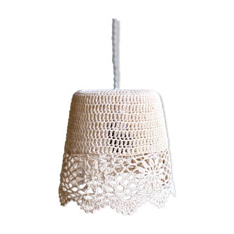 Suspension in beige crochet