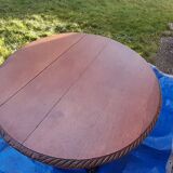 Round table in molded and carved oak with quill decoration, central shaft with 4 runners