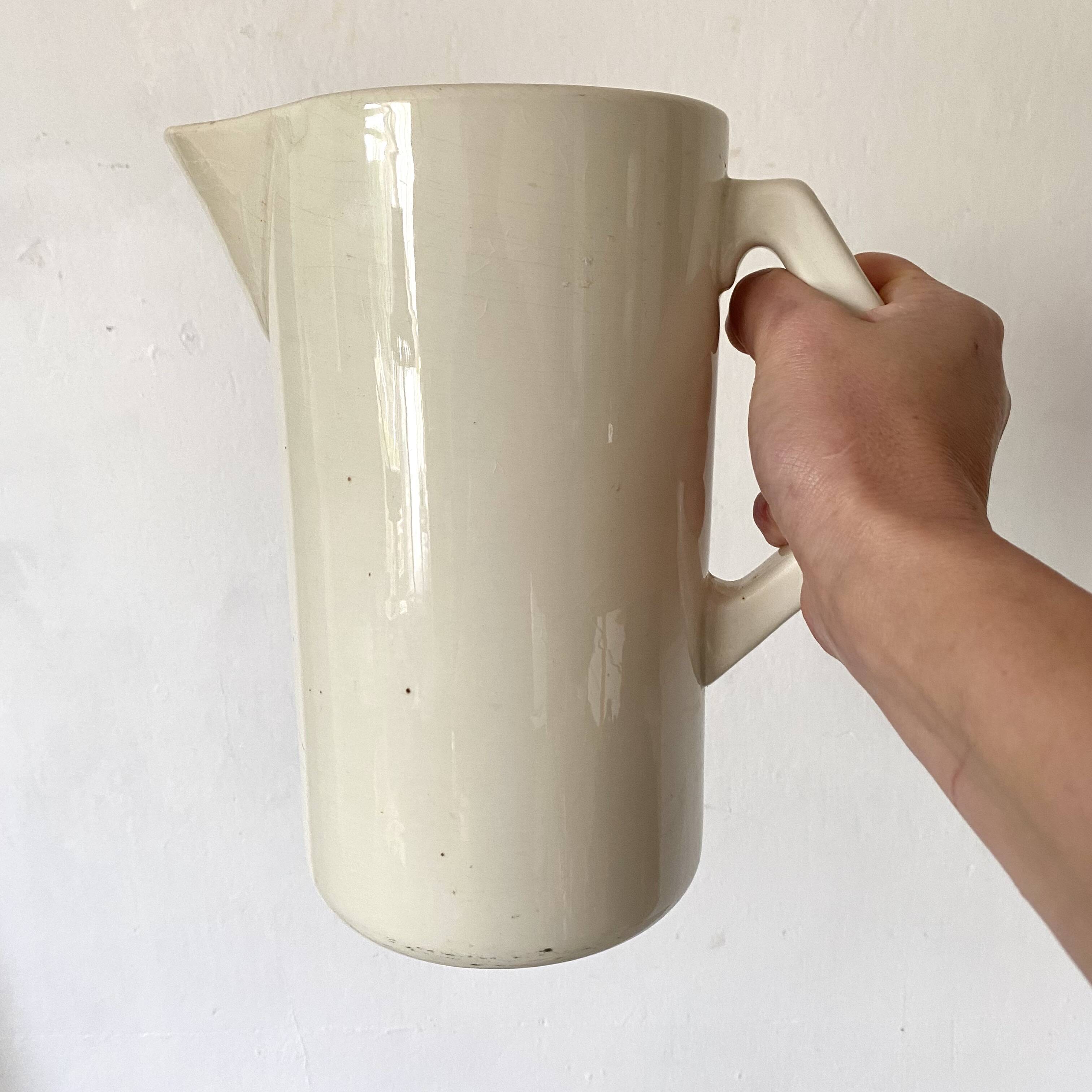 Old pitcher, Gien pitcher