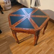 Coffee table divisible into 6 parts, very practical.