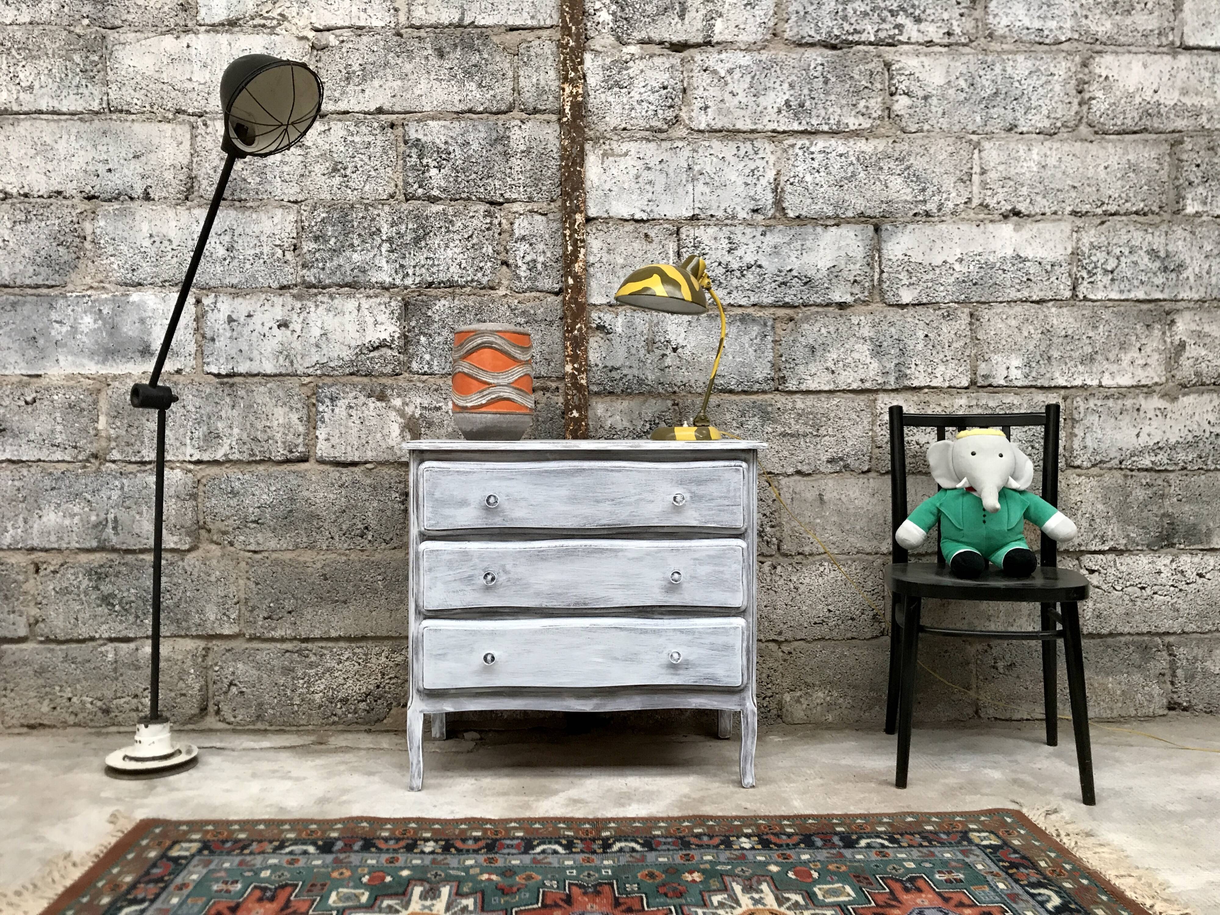 Commode en bois blanche et grise patinée vintage années 70