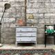 Commode en bois blanche et grise patinée vintage années 70