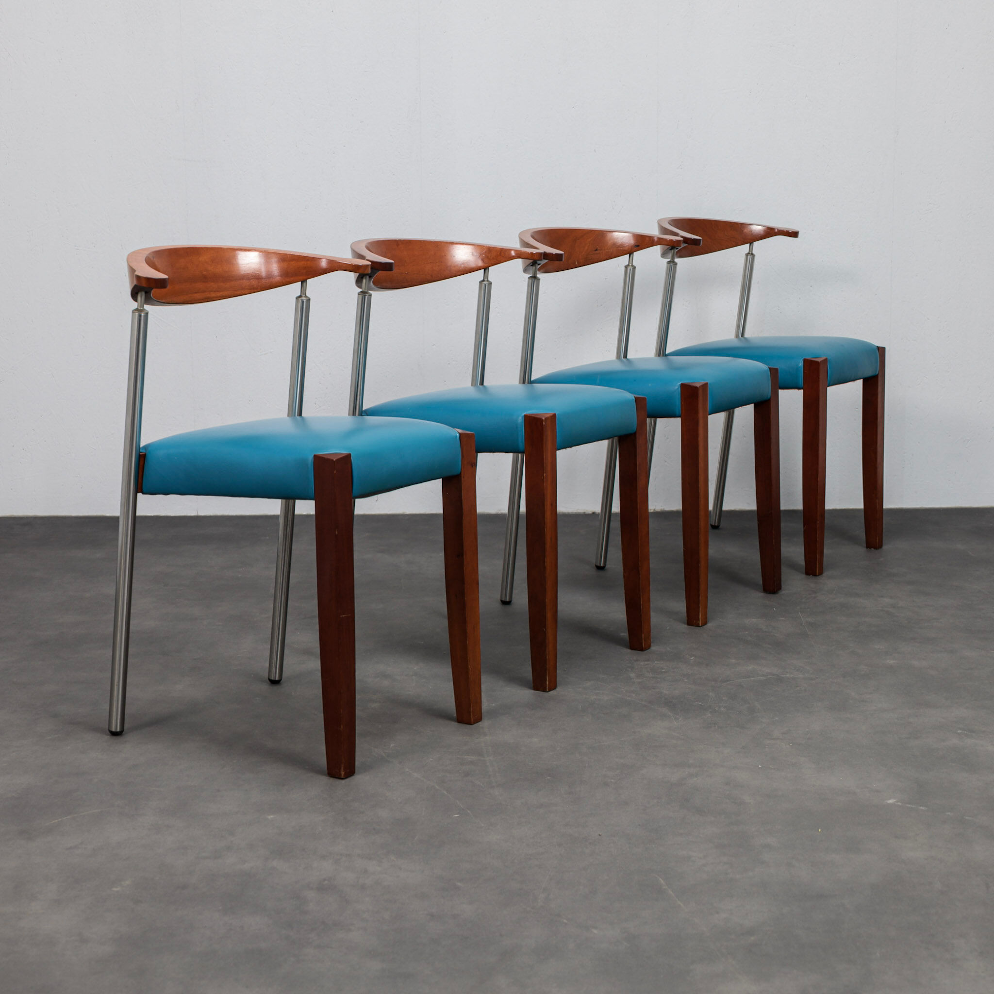 Ensemble de 4 chaises de salle à manger en cuir postmodernes, Italie, années 1990.