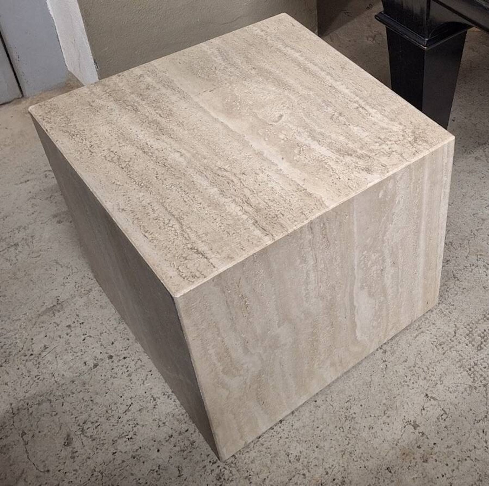 Table basse ou piédestal en travertin veiné italien