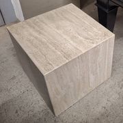 Table basse ou piédestal en travertin veiné italien