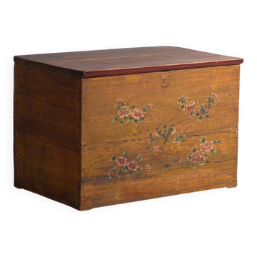 Coffre ancien chinois à fleurs peintes en orme – Chine, vers 1900