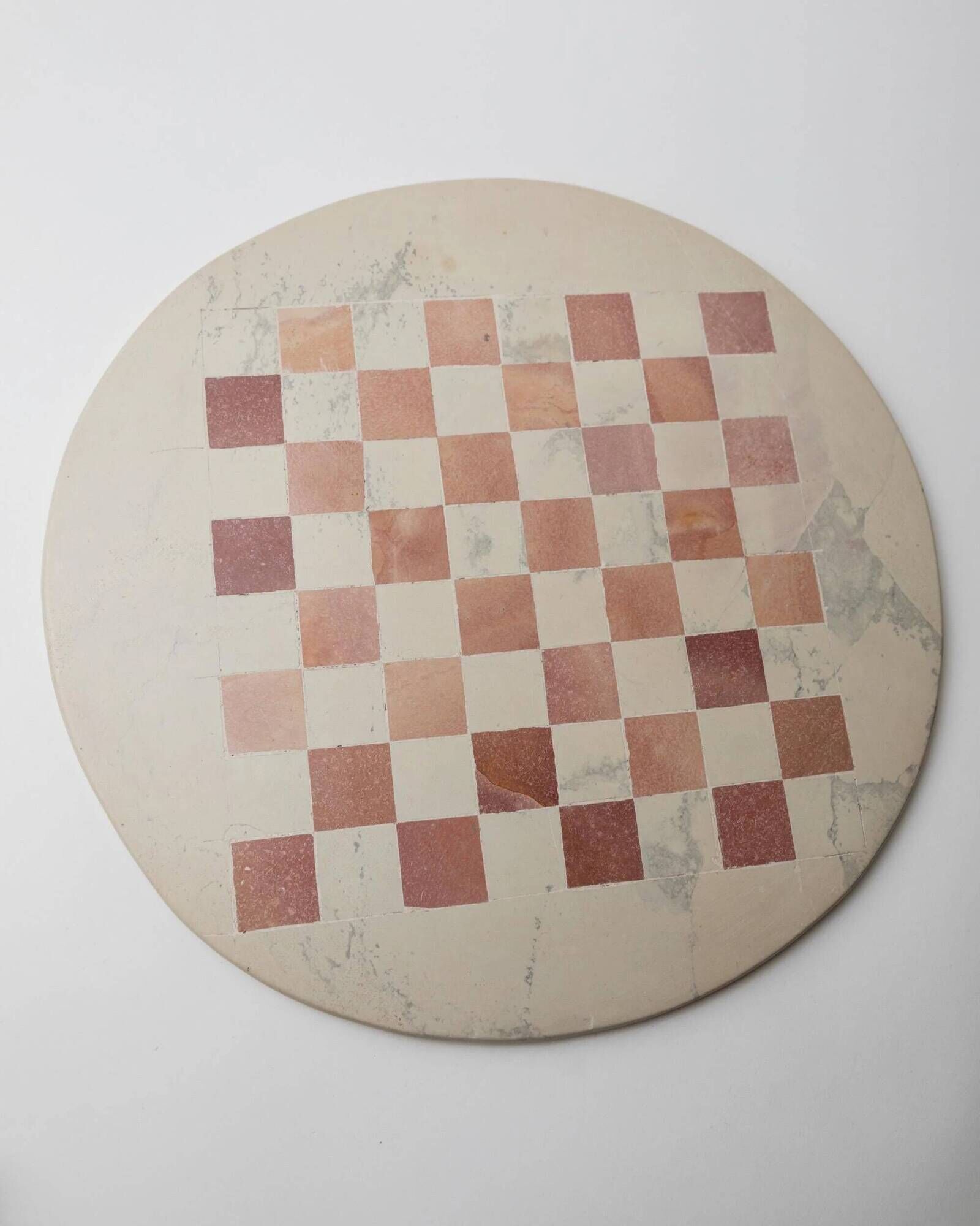 Vintage 1980s round chess set in marble, with a beige and pink marble board and wooden pieces.