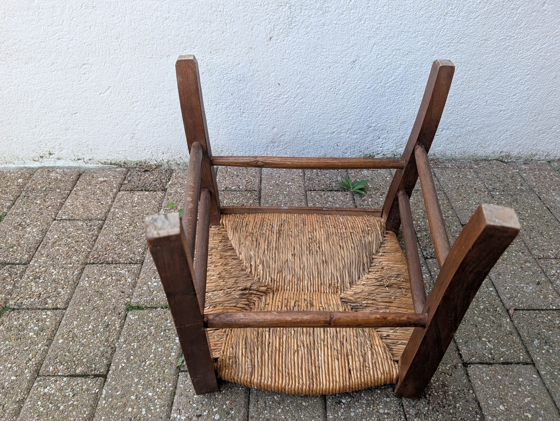 Antique solid wood stool with traditional rush seating – Late 19th century
