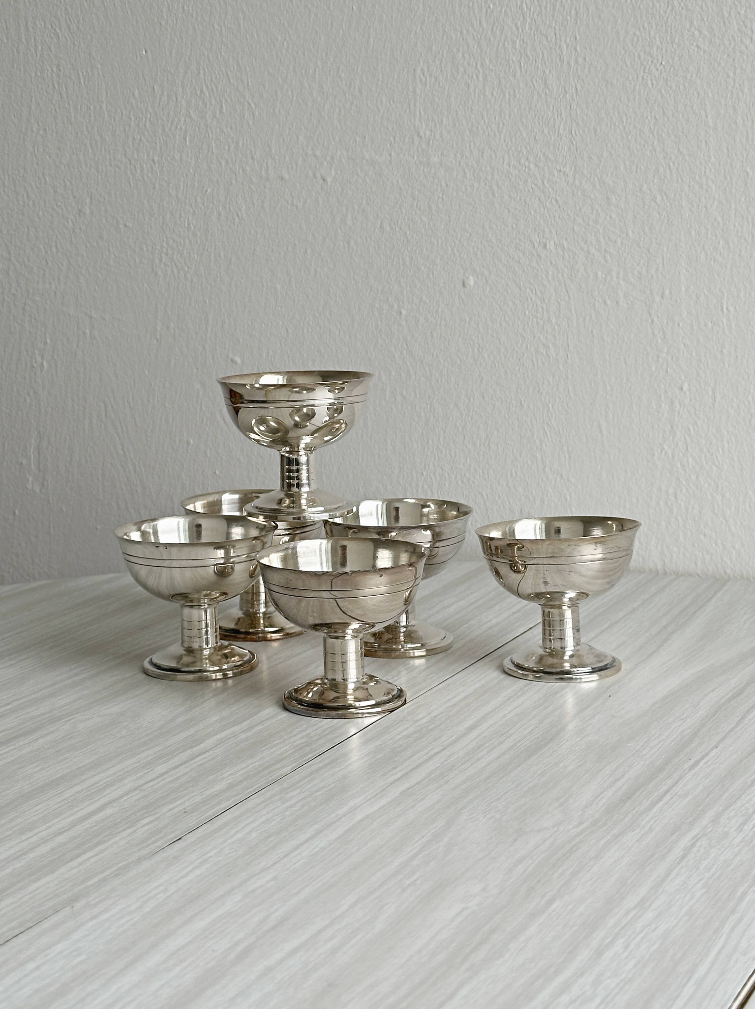 6 coupelles à dessert sur pied en métal brillant