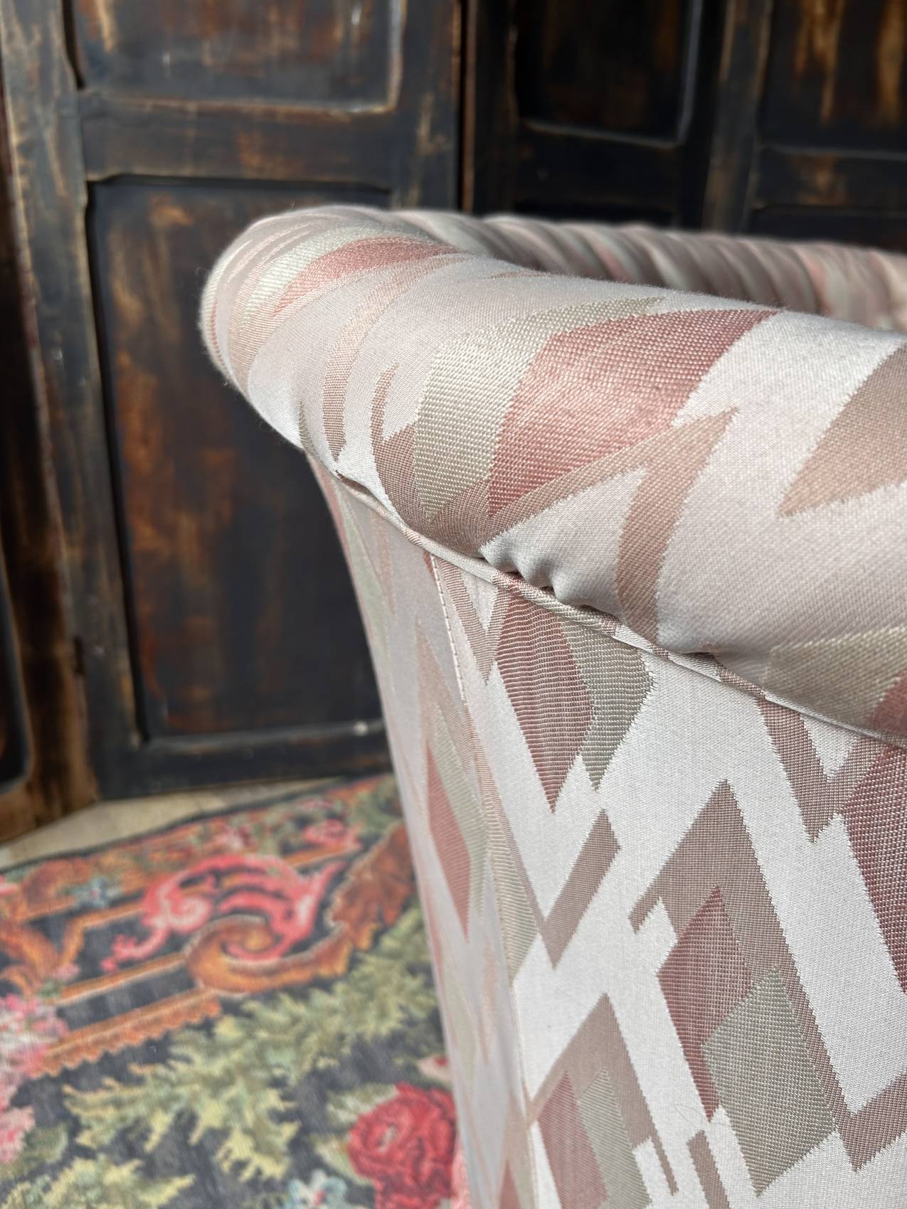 Small vintage 2-seater sofa from the 70s in Hollywood Regency style, satin pink.