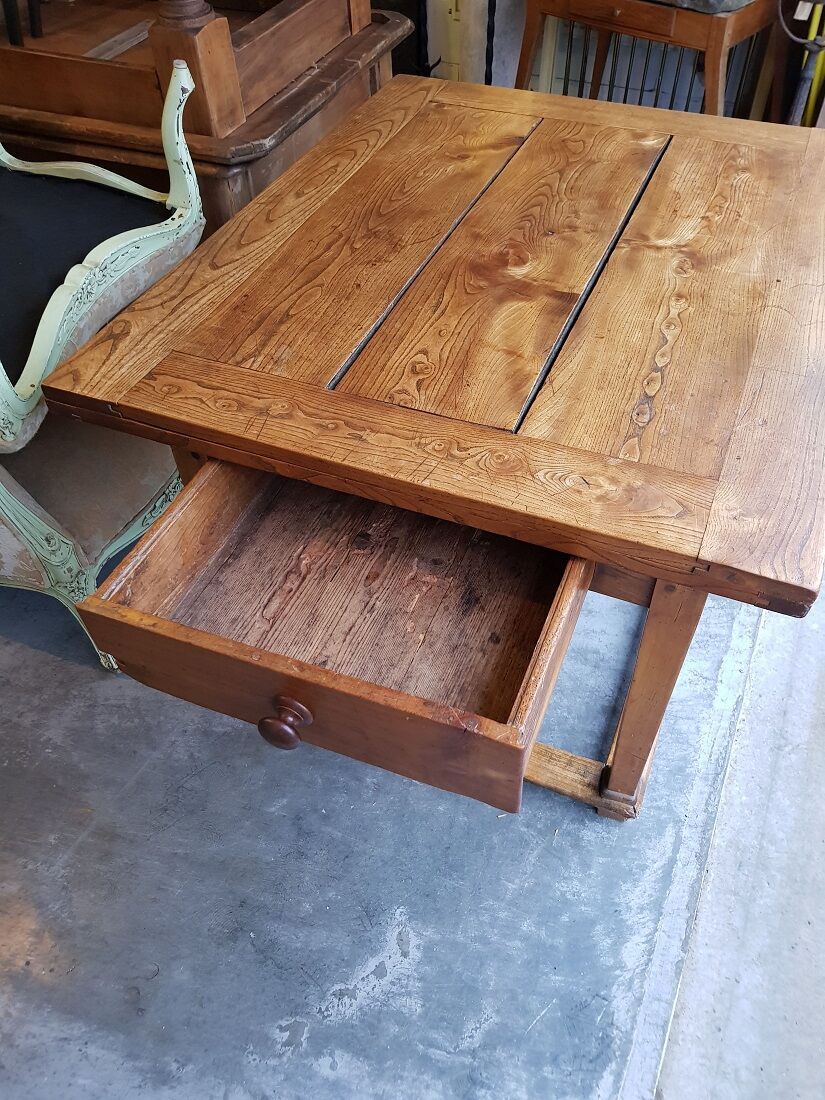Early 19th century elm wooden extension table with drawer