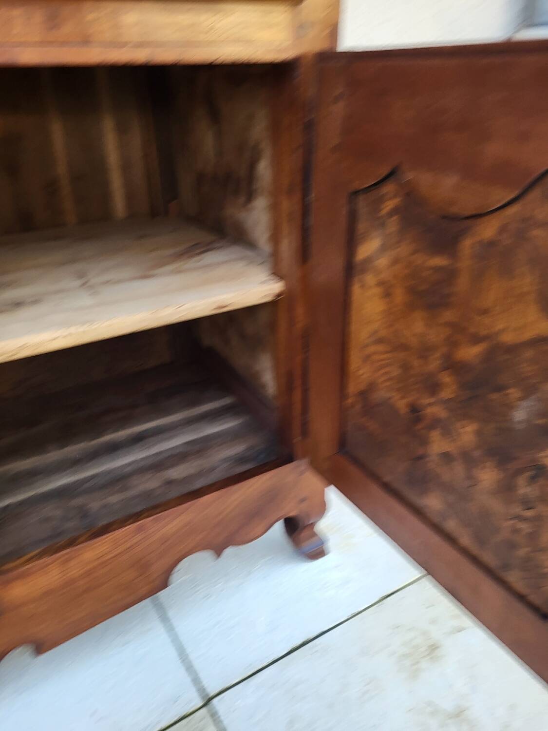 Buffet en merisier deux portes trois tiroirs