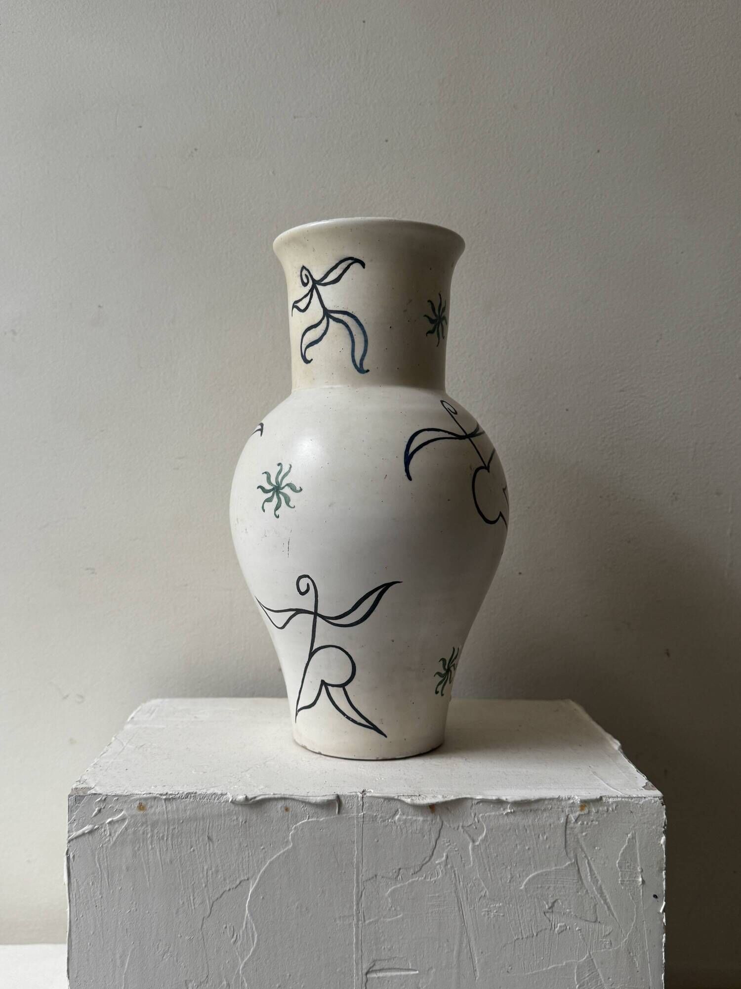 Large white vase decorated with stylised women Cérart Monaco, dlg Matisse 1950