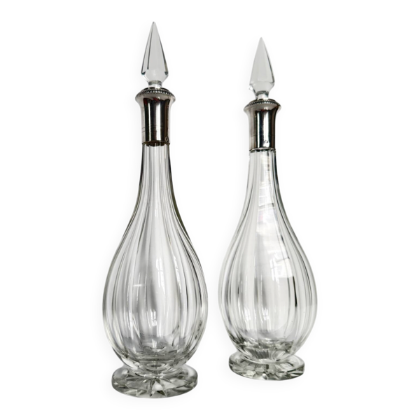 Paire de carafes en cristal à montures en argent massif