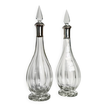 Paire de carafes en cristal à montures en argent massif