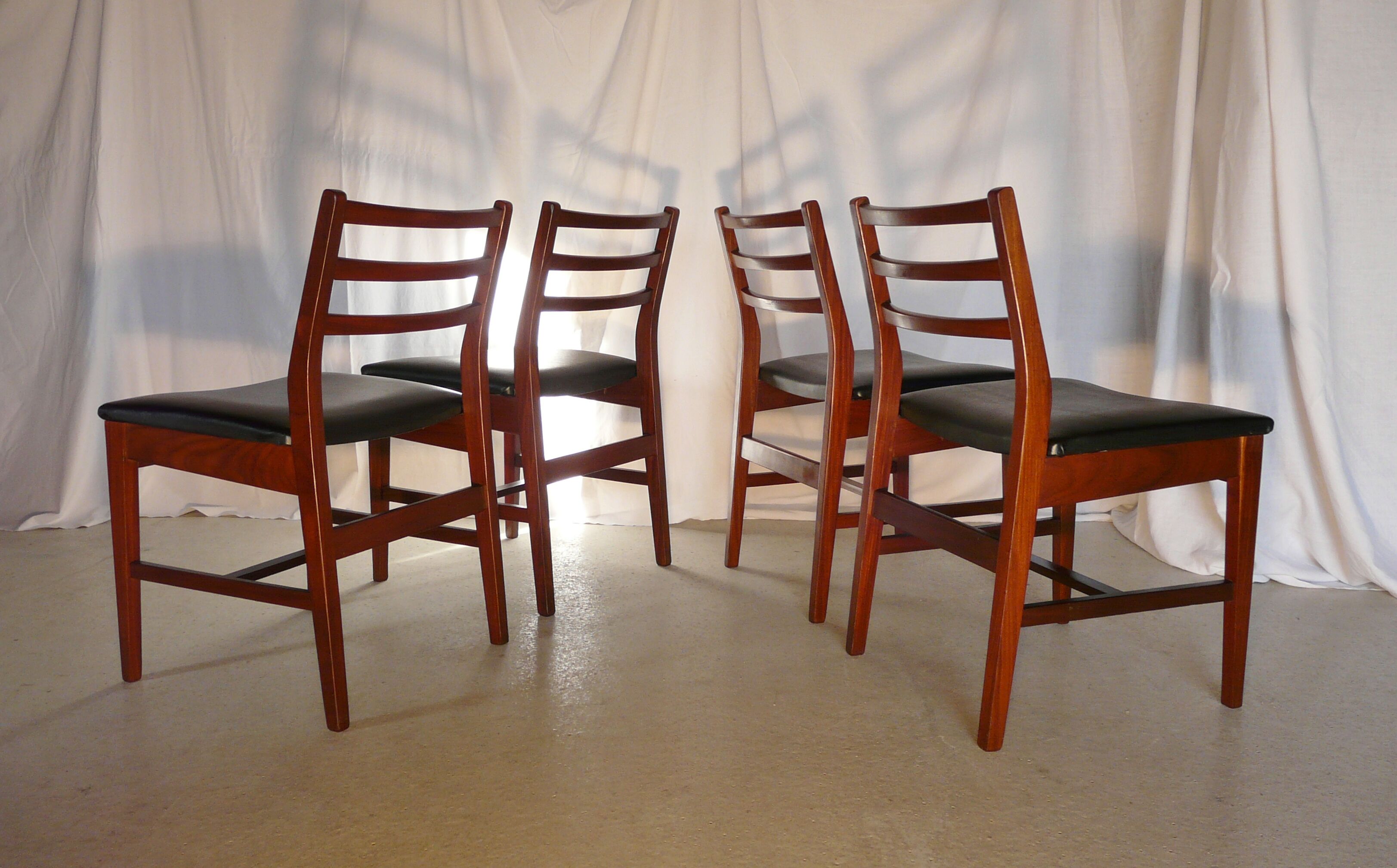 Table expandable teak Younger and four chairs
