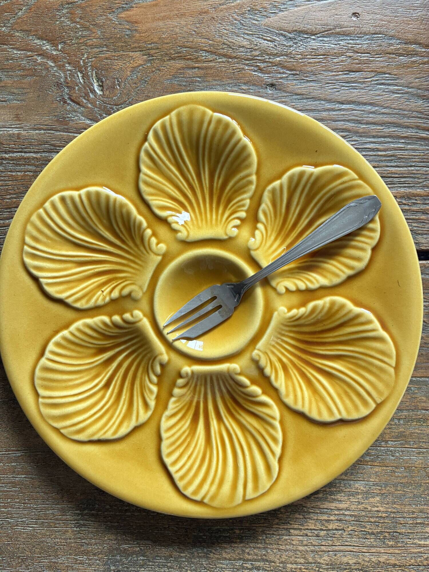 Lot of 12 shell-shaped plates, Barbotine, 1950s.