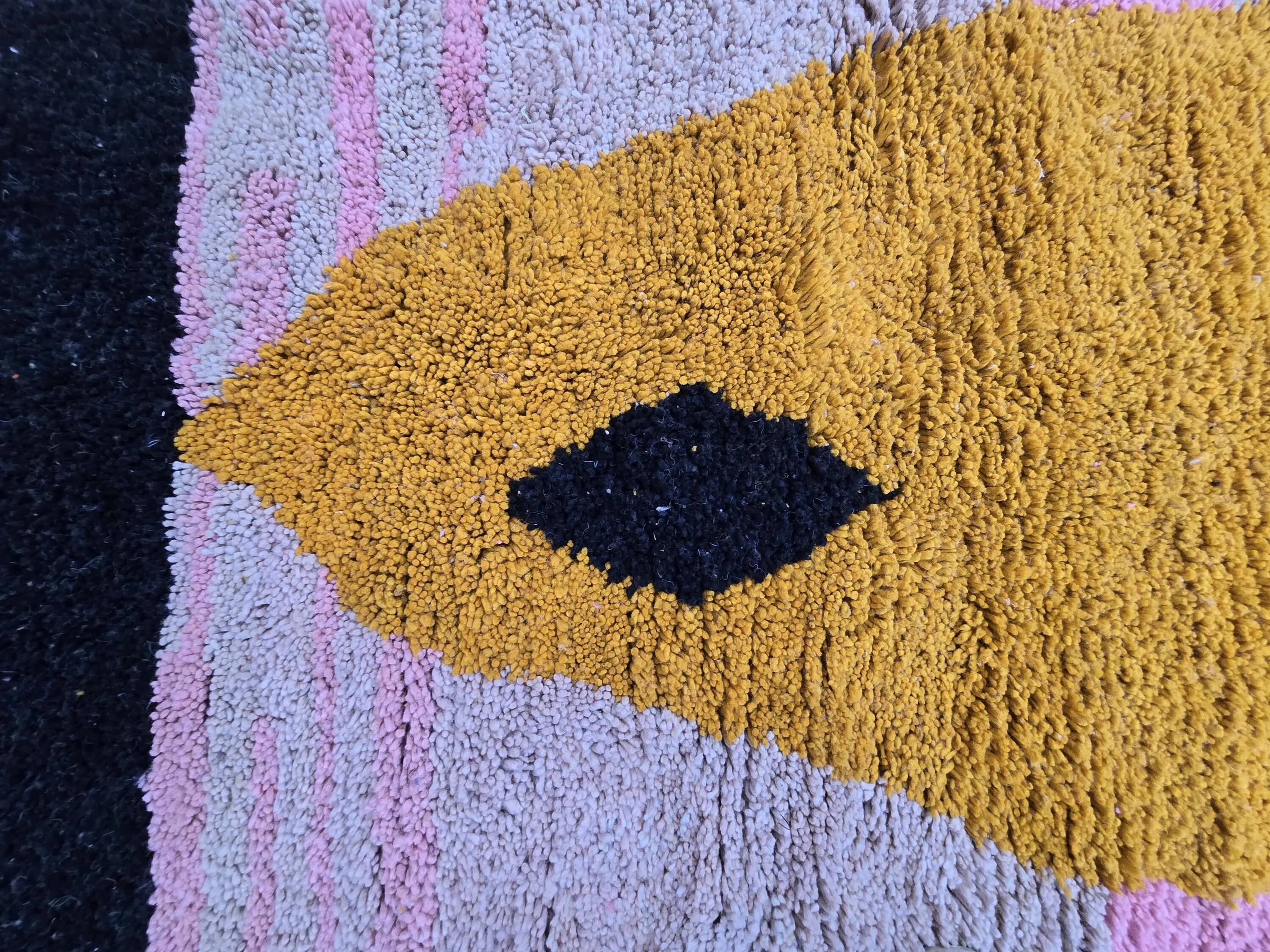 Berber rug in pure wool, handmade, 250x150 cm, made in Morocco.