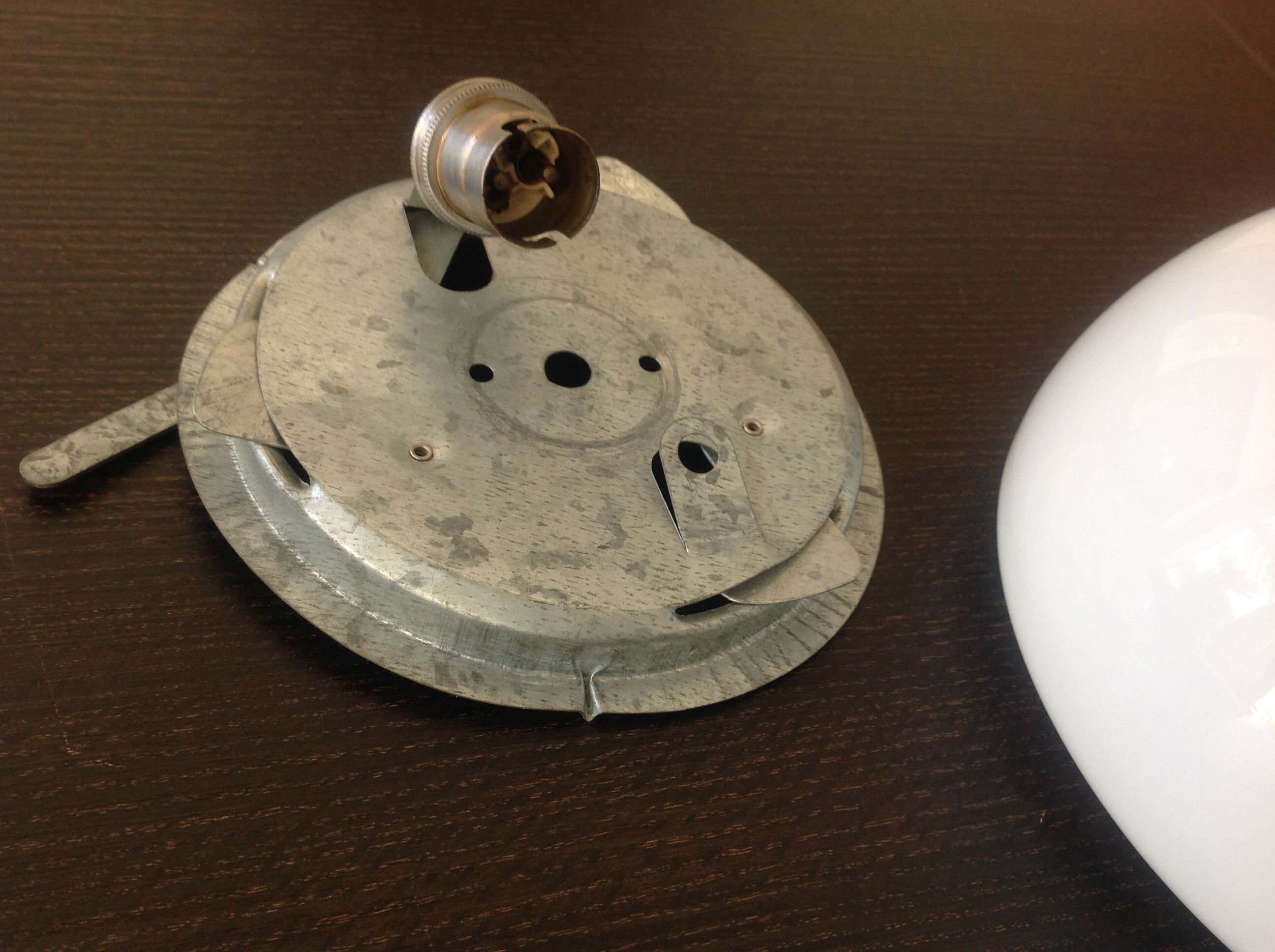 Plafonnier demi lune en opaline blanche années 60/70