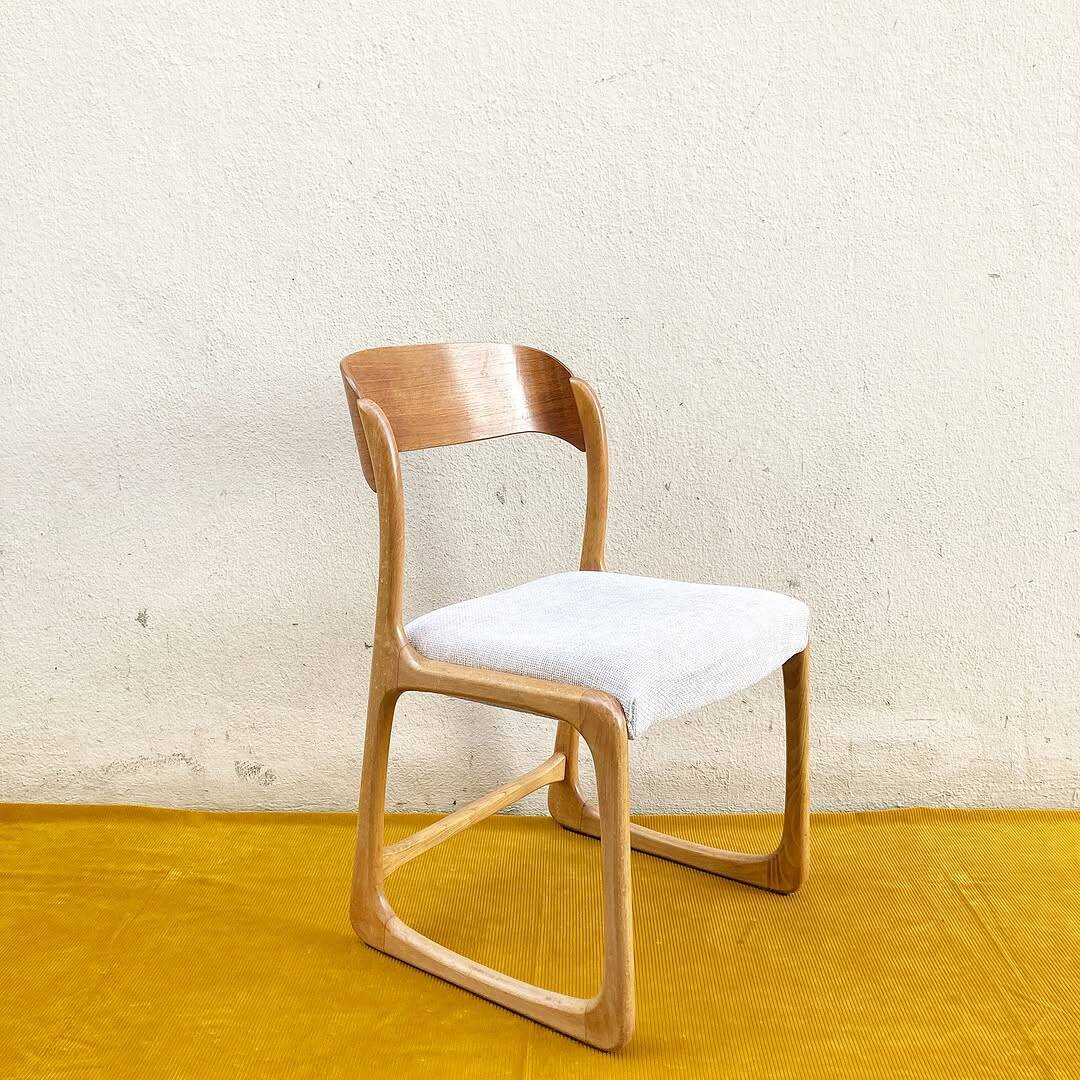 Baumann sled chair – golden oak & off-white fabric
