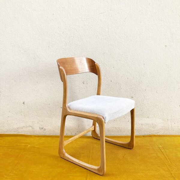 Chaise traîneau Baumann en chêne doré et tissu blanc cassé
