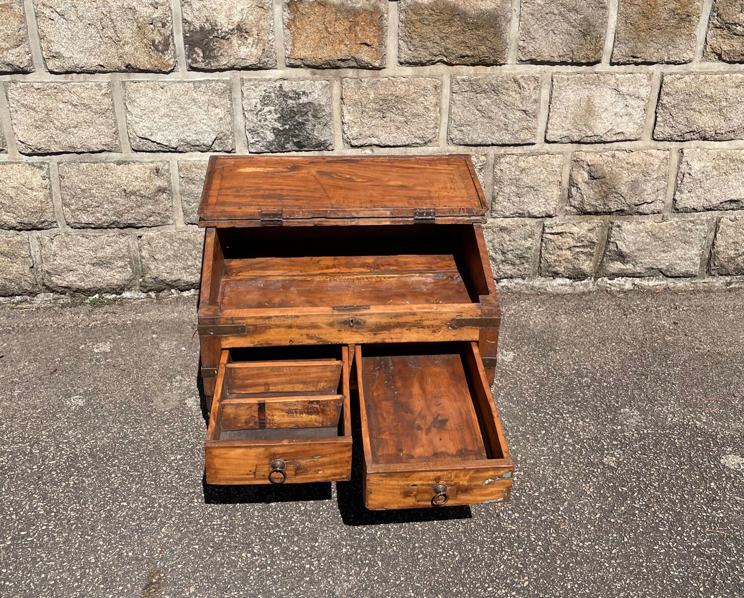 un pupitre écritoire en bois de teck