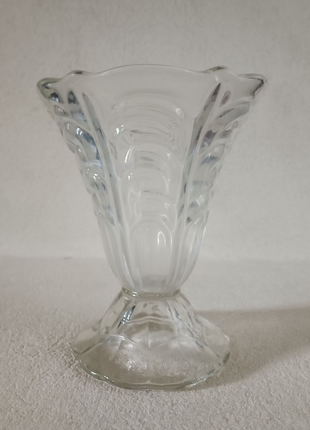 Vase en verre moulé