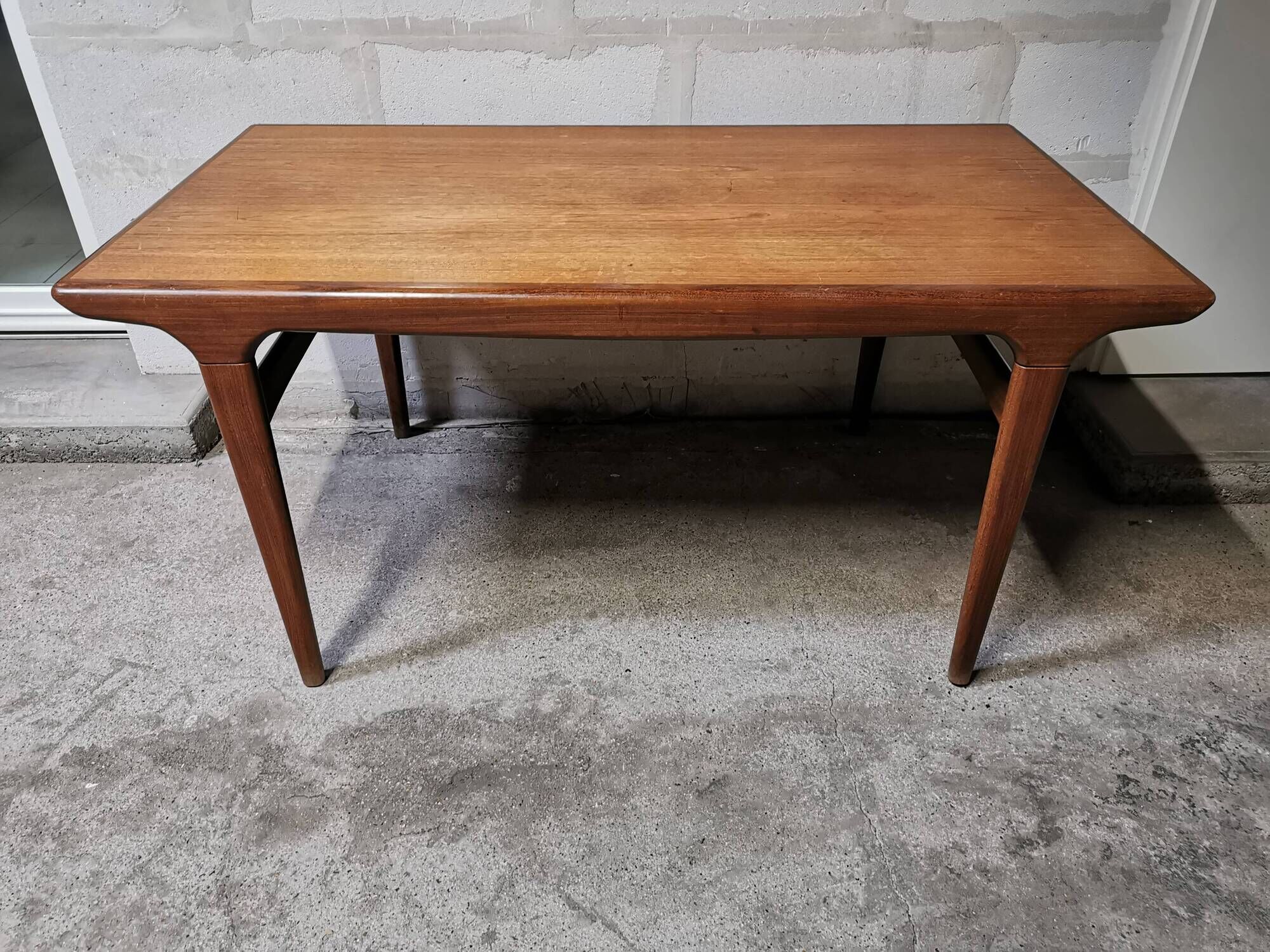 Vintage Scandinavian design table in Teak asymmetric extension by Johannes Andersen 1960